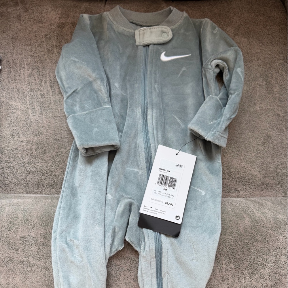 Nike Essentials Footed Coverall
Mica Green
3m
NWT